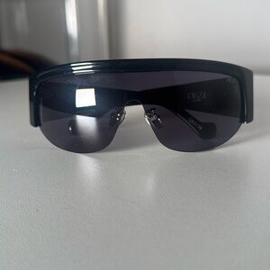 Dezi thique sunglasses